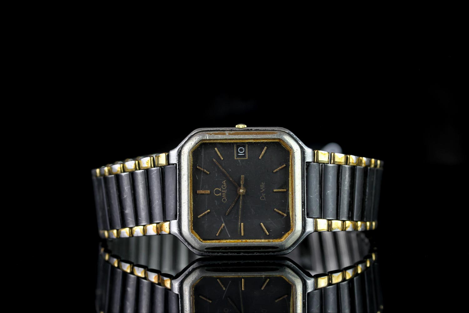 GENTLEMEN'S OMEGA DE VILLE QUARTZ WRISTWATCH, square black dial with hour markers, date at 3 0'