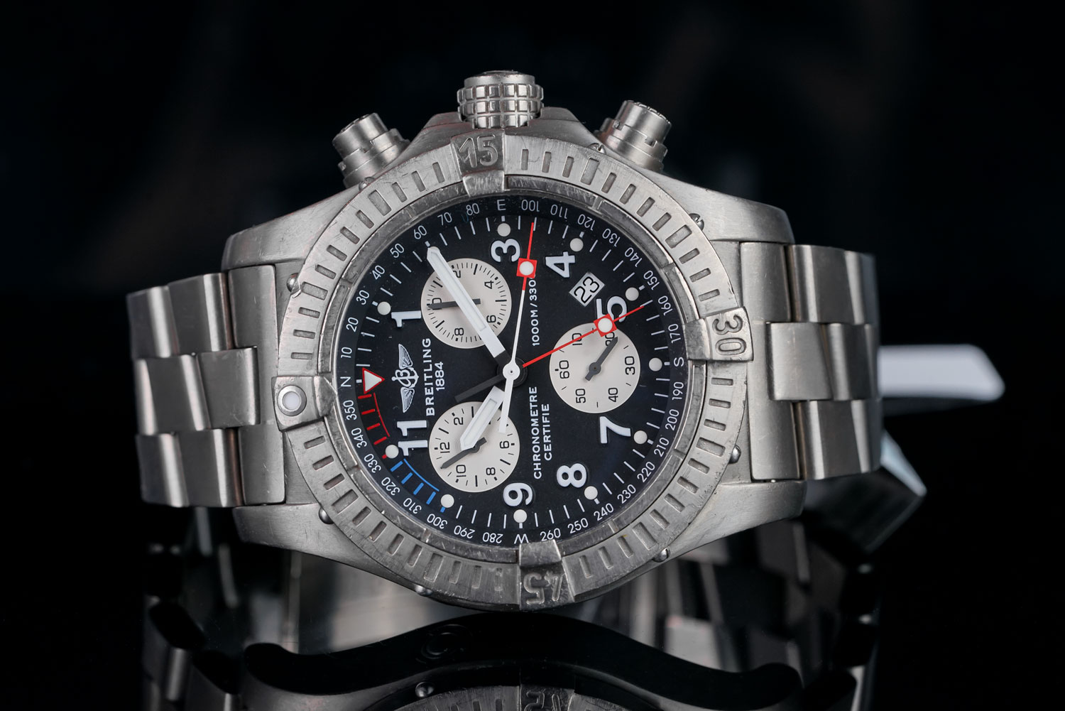 GENTLEMEN'S BREITLING CHRONO AVENGER M1 CHRONOGRAPH E73360 SN 1065104 , round, blue dial with