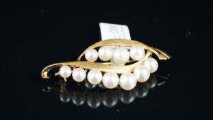 Pearl brooch, mounted in yellow metal stamped 'K14', approximate weight 7.4 grams.