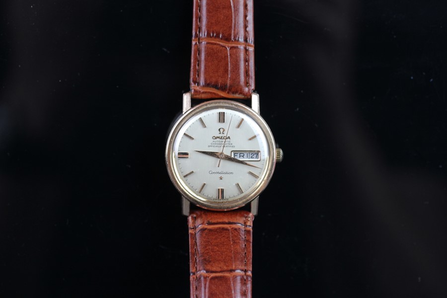 GENTLEMEN'S OMEGA CONSTELLATION GOLD PLATED, PIE-PAN DIAL, DAY/DATE, VINTAGE AUTOMATIC WRISTWATCH, - Image 2 of 4