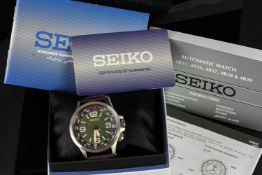 NEW OLD STOCK GENTLEMEN'S SEIKO AUTOMATIC WRISTWATCH REF 4R35-01N0 W/BOX & PAPERS,
