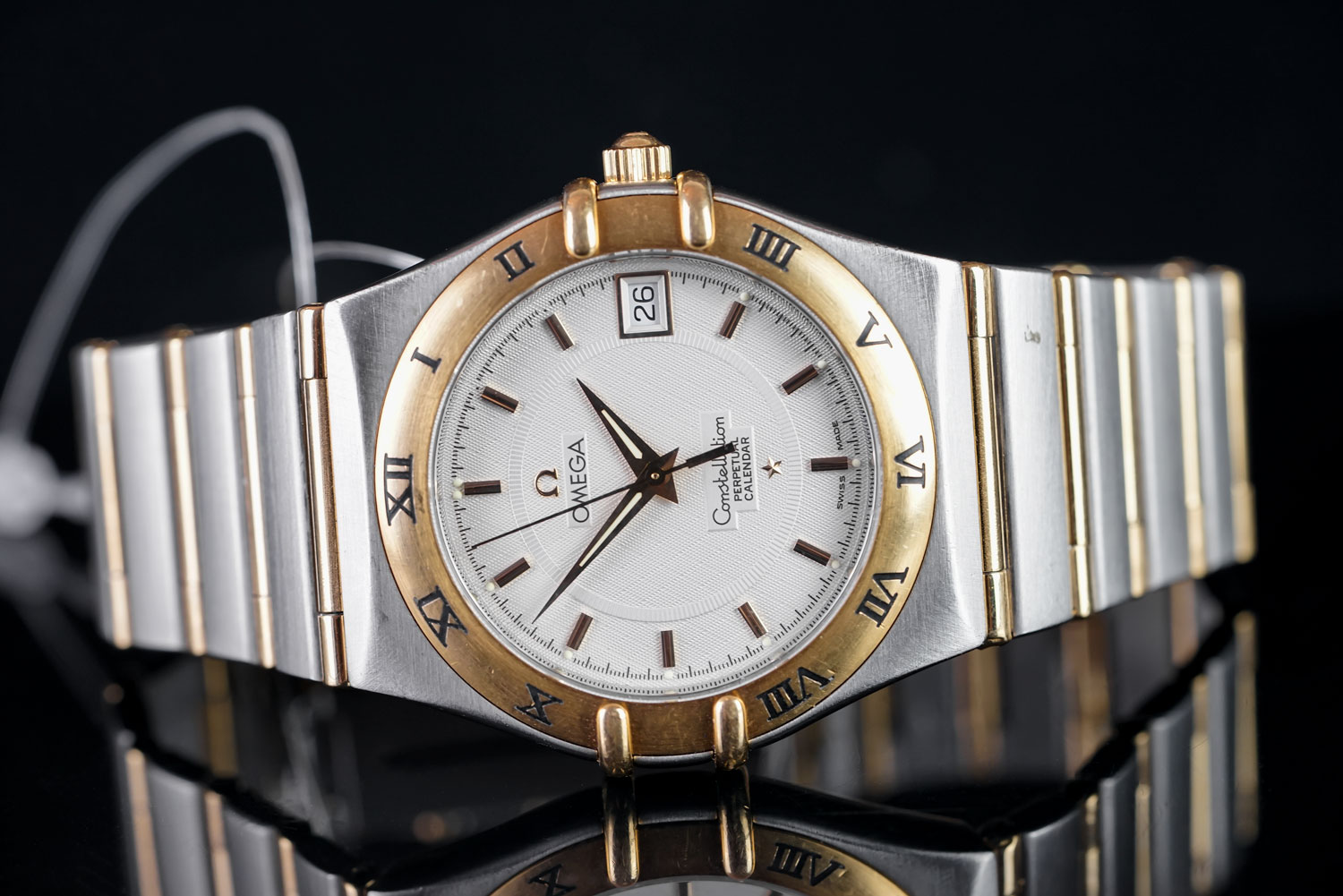 GENTLEMEN'S OMEGA CONSTELLATION PERPETUAL CALENDER 55955356, round, silver dial with gold batons,