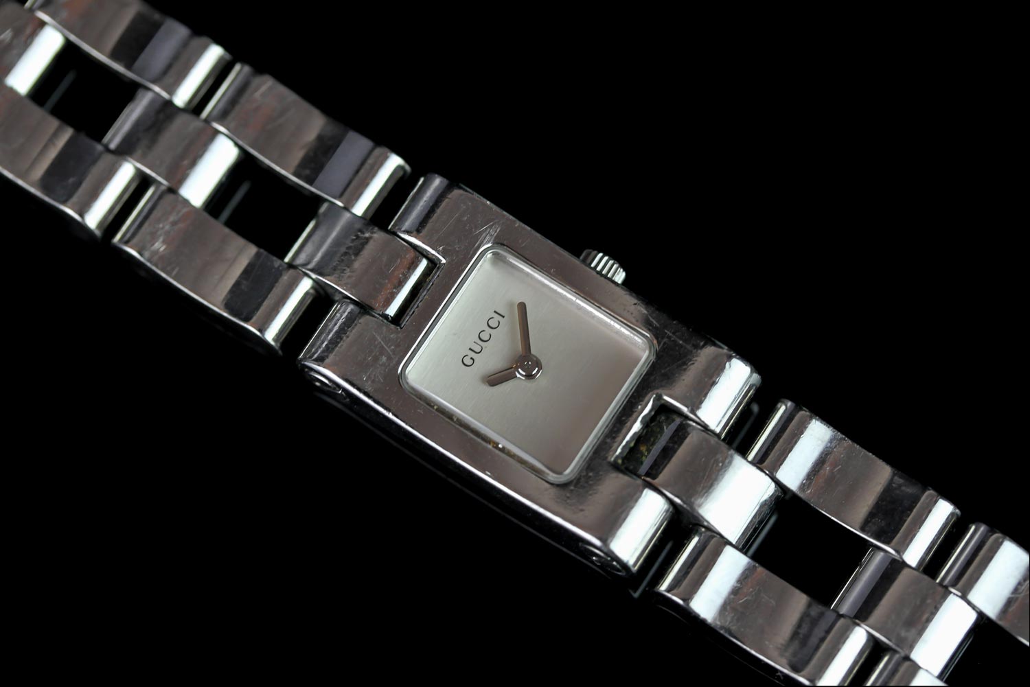 LADIES GUCCI WRISTWATCH REF 2305L, rectangular silver dial, 17mm stainless steel case with snap case