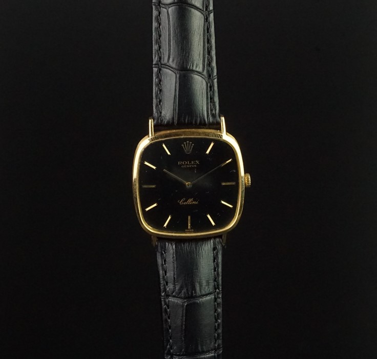 GENTLEMEN'S ROLEX CELLINI 18K GOLD WRISTWATCH, rounded square black dial with gold hour markers