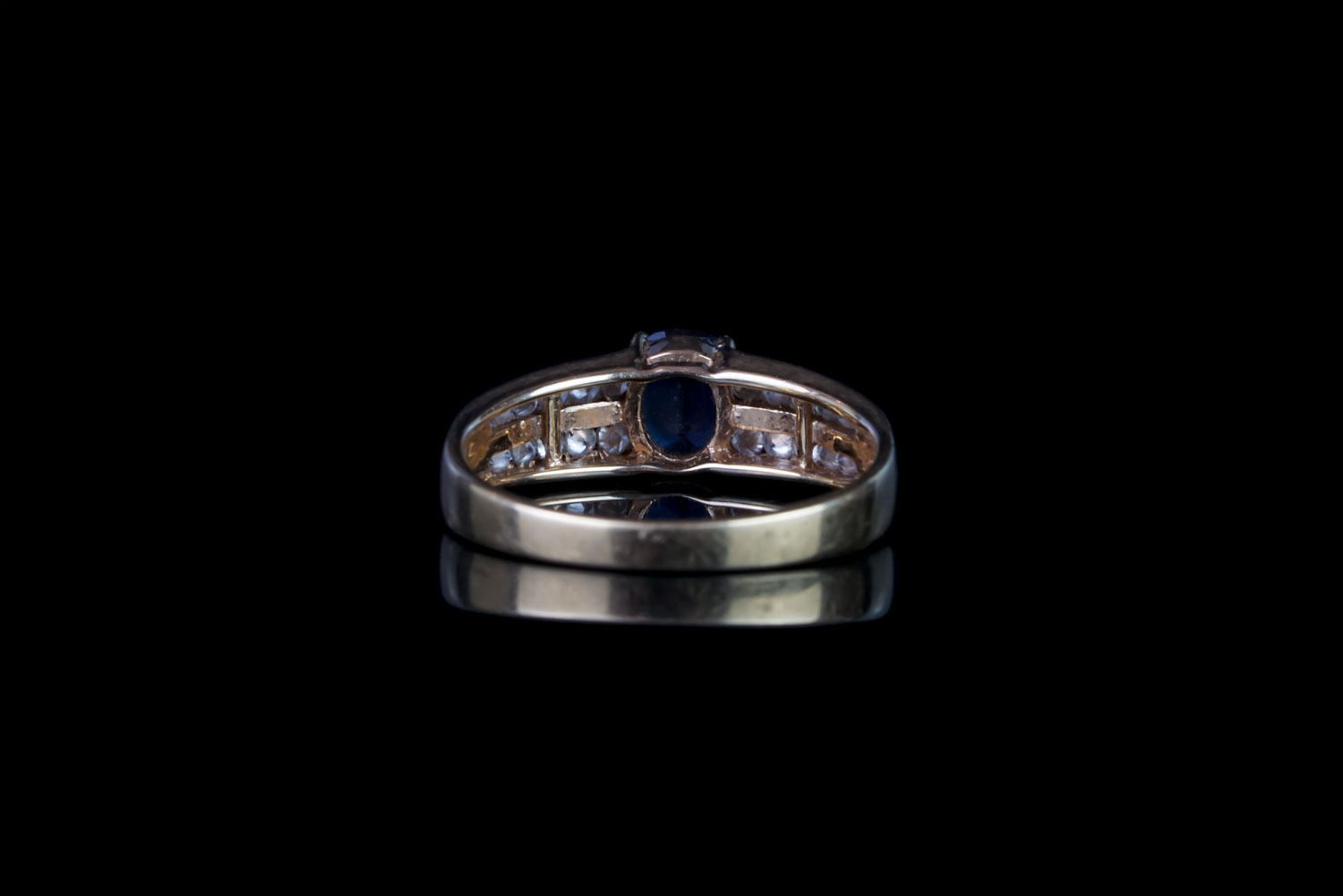 Sapphire and diamond ring, 1 sapphire in the centre, 4 claw set, 2 baguette cut diamonds either - Image 4 of 4