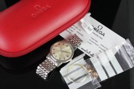 GENTLEMENS OMEGA SEAMASTER DATE WRISTWATCH W/ WARRANTY CARD & SPARE PARTS, circular silver dial with