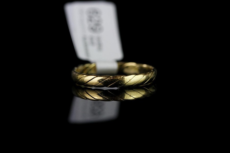 Twist gold ring, hallmarked 9ct yellow gold, finger size P, total jewellery weight 1.64g - Image 2 of 2