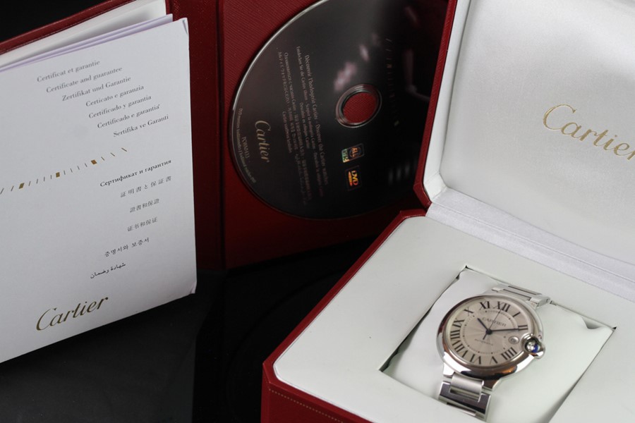 GENTLEMENS CARTIER BALLON BLEU AUTOMATIC WRISTWATCH W/ BOX & PAPERS REF. 3001, circular guilloche - Image 2 of 5