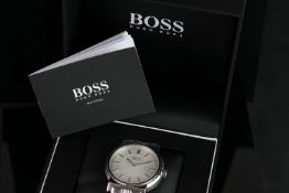 GENTLEMEN'S HUGO BOSS DATE WRISTWATCH W/ BOX, circular textured silver dial with silver baton hour