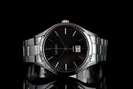 GENTLEMEN'S SEIKO 100M QUARTZ DATE WRISTWATCH, circular black dial with silver hour markers and