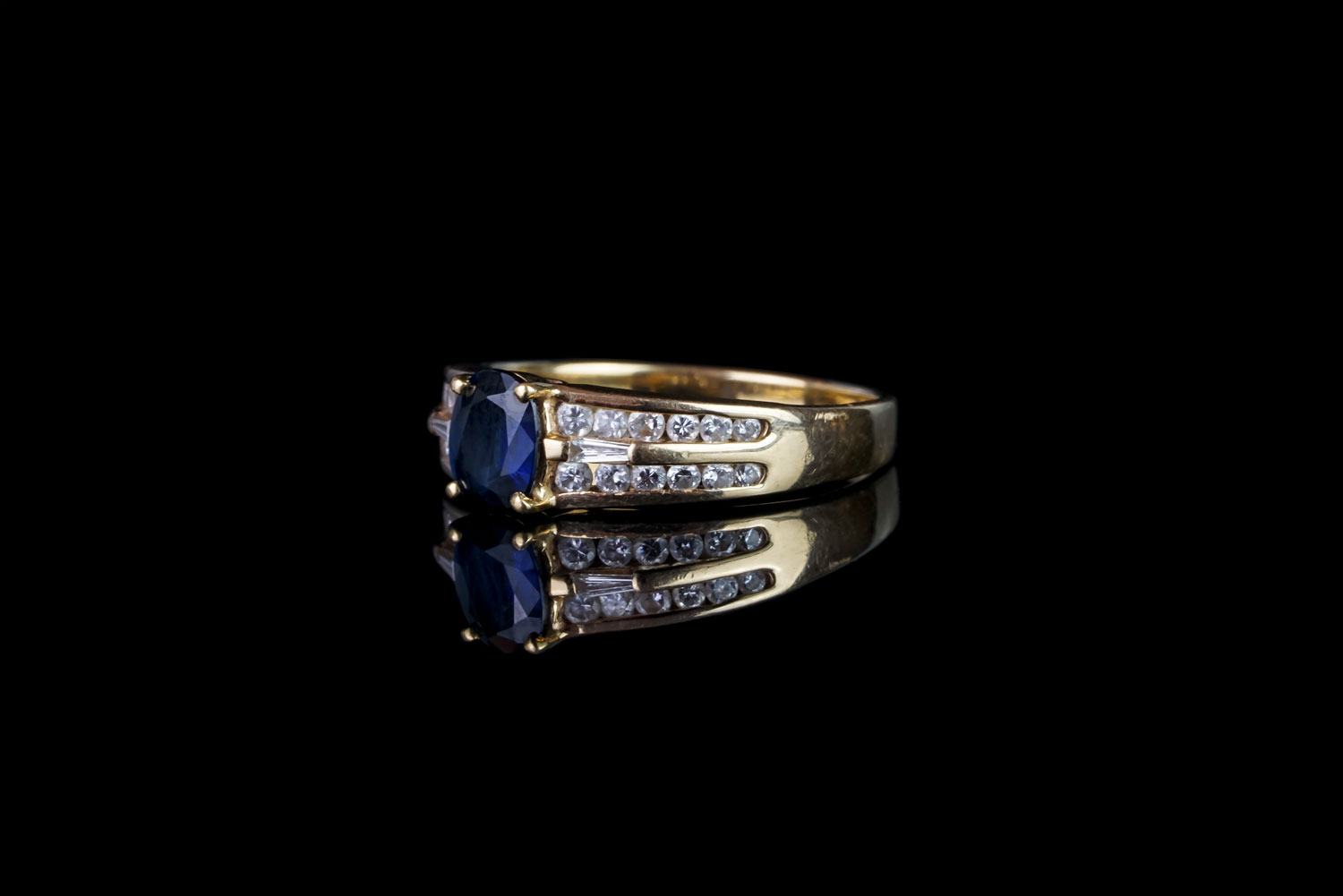 Sapphire and diamond ring, 1 sapphire in the centre, 4 claw set, 2 baguette cut diamonds either - Image 2 of 4