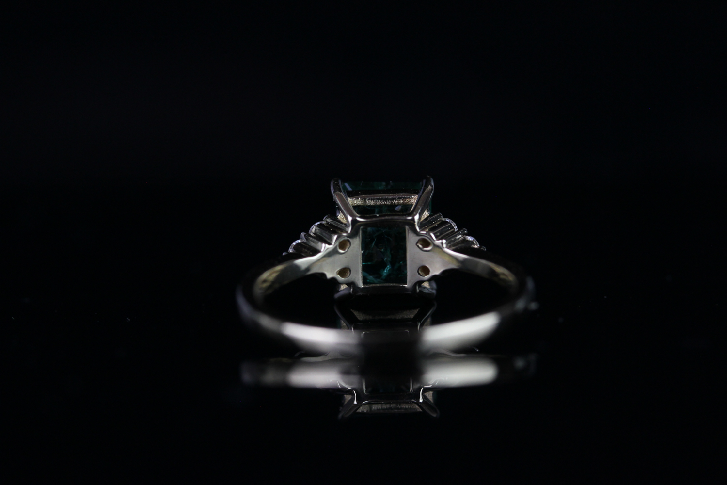 Emerald and Diamond ring, set with 1 emerald totalling 1.34ct, 4 claw set, 6 round brilliant cut - Image 4 of 5