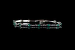 Diamond & Emerald bracelet, set with 14 emeralds, total of 70 round brilliant cut diamonds