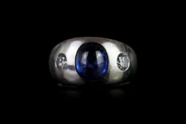 14K CABOCHON SAPPHIRE AND DIAMOND RING WITH DIAMOND EITHER SIDE, sapphire estimated 7 x5 mm,