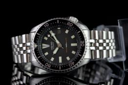 GENTLEMEN'S SEIKO AUTOMATIC DIVERS WRISTWATCH REF. 7002 CIRCA 1991, circular black dial with