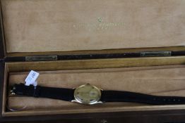 GENTLEMENS VACHERON & CONSTANTIN 18CT GOLD VINTAGE WRISTWATCH W/ BOX, circular gold two tone dial