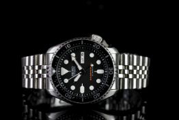 GENTLEMENS SEIKO AUTOMATIC DIVERS 200M DAY DATE WRISTWATCH REF. 7S26, circular black dial with dot