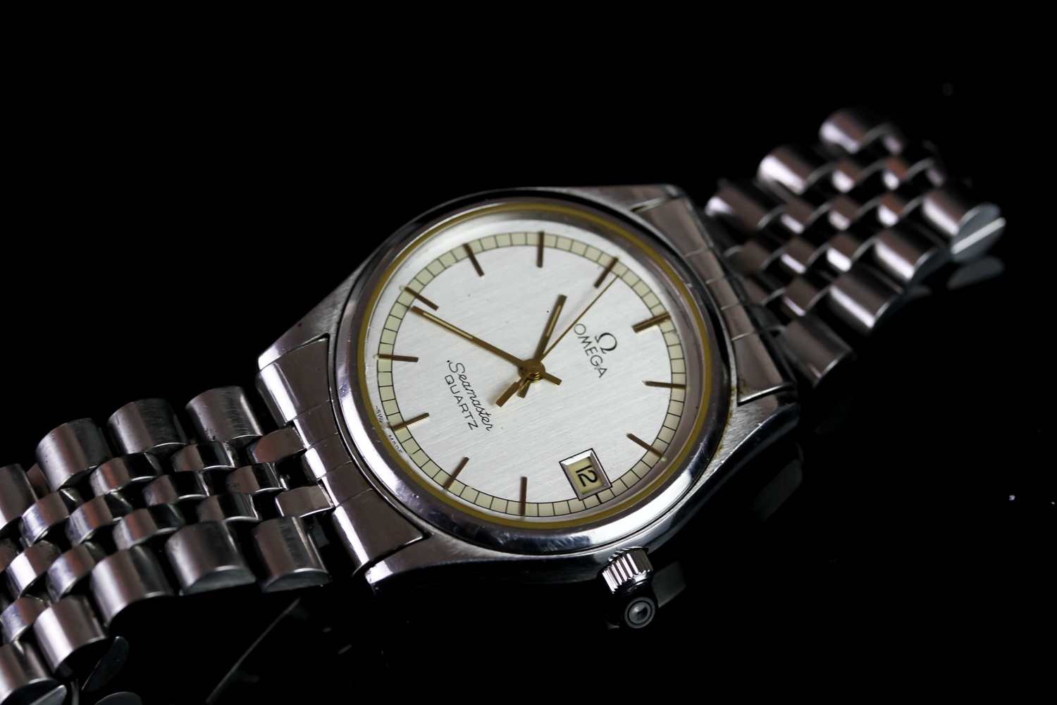 GENTLEMENS OMEGA SEAMASTER QUARTZ DATE WRISTWATCH, circular silver two tone dial with thin gold hour - Image 2 of 2