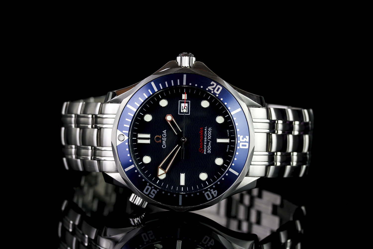 GENTLEMANS OMEGA SEAMASTER 22218000,round,blue dial and illuminated hands, illuminated dot markers,