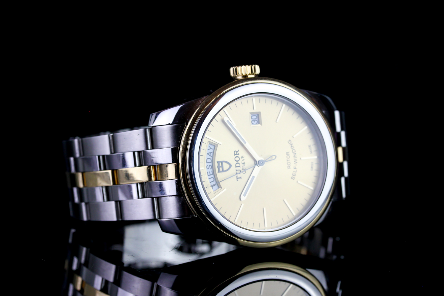 GENTLEMANS TUDOR GLAMOUR WATCH MODEL 56003,round, gold dial with illuminated hands, gold baton - Image 2 of 4