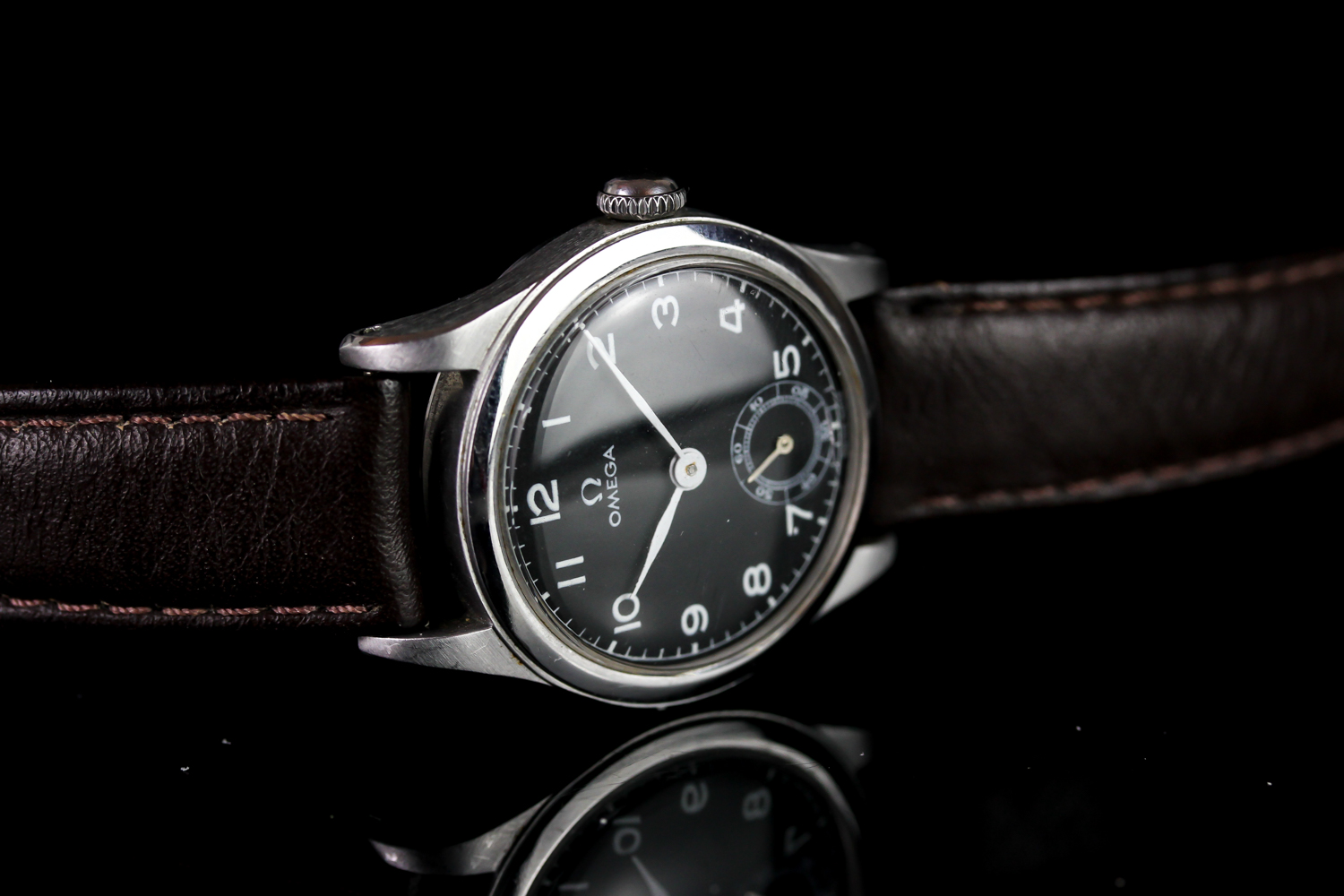 MID SIZE OMEGA VINTAGE WRISTWATCH REF. 2165, circular black dial with white arabic numerals and - Image 3 of 4