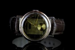 GENTLEMANS GOLD PLATED GRUEN VINTAGE WATCH.round, gold dial with gold hands,32mm case,manual wind,