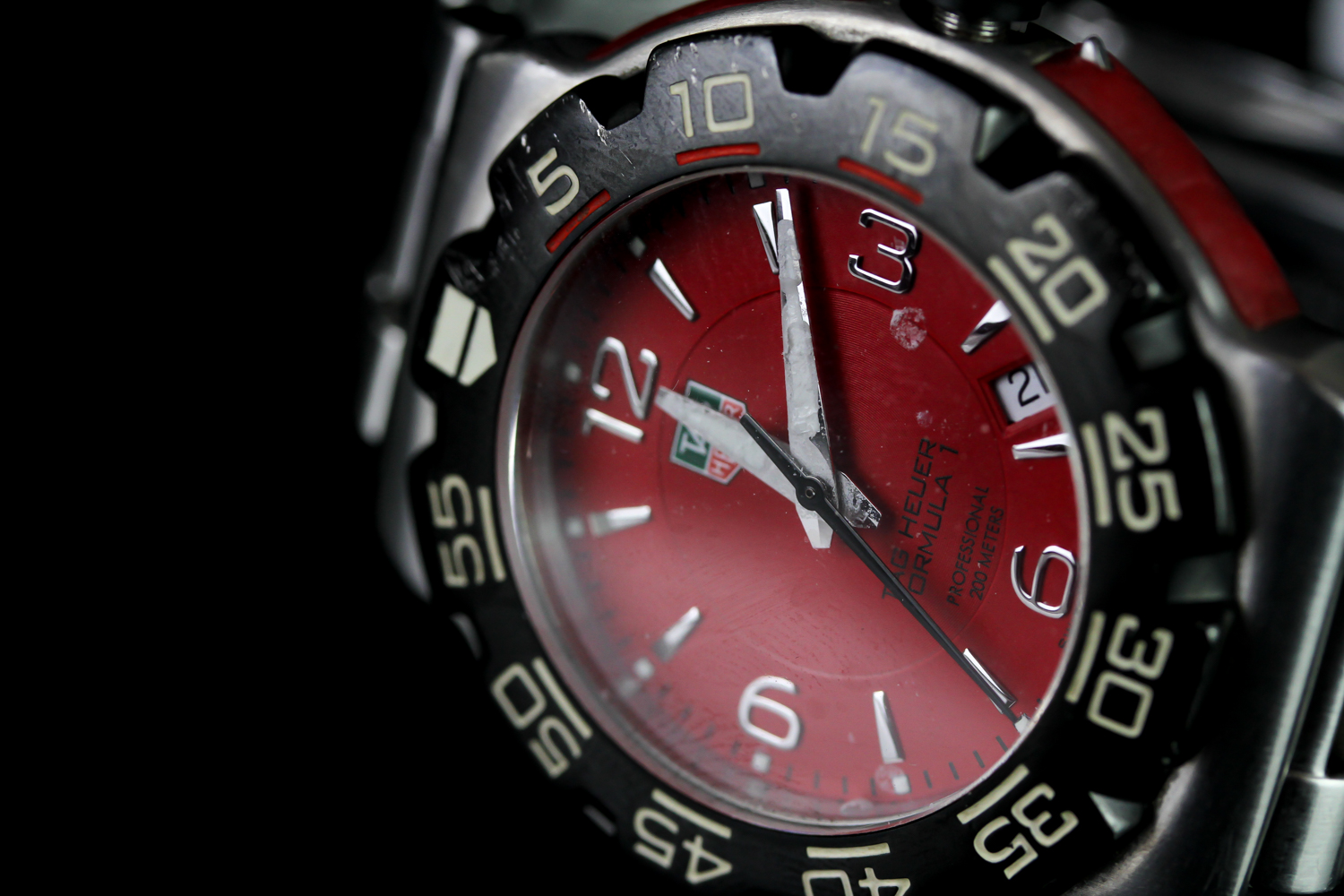 GENTLEMENS TAG HEUER FORMULA 1 DATE WRISTWATCH REF. WAC1113-0, circular red dial with silver hour - Image 2 of 2