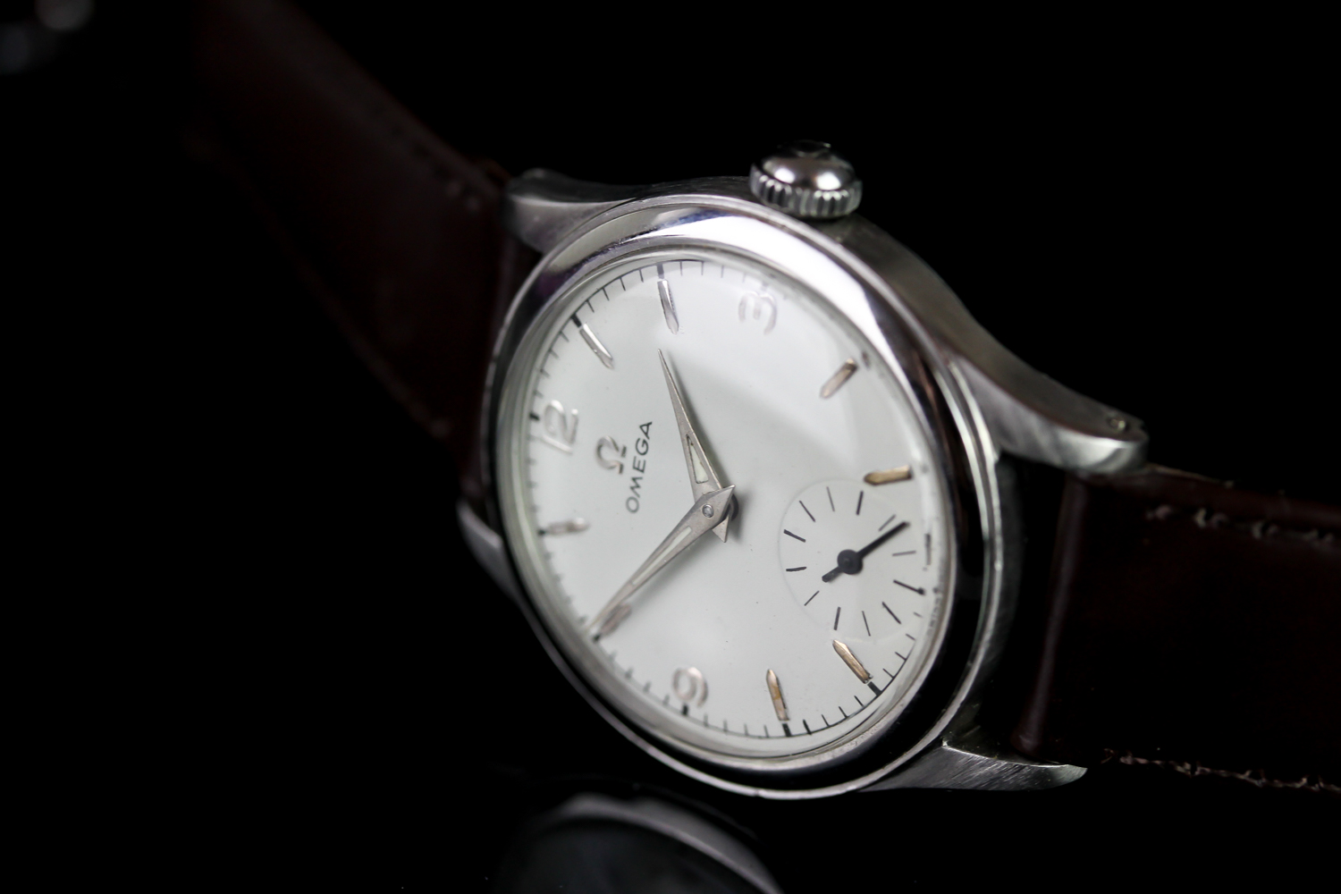 GENTLEMENS OMEGA VINTAGE WRISTWATCH REF. 2164, circular off white dial with silver hour marker and - Image 2 of 4