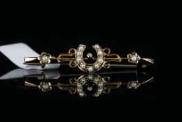 Pearl horseshoe brooch, total of 12 pearls, horse shoe design to centre, 9ct yellow gold,