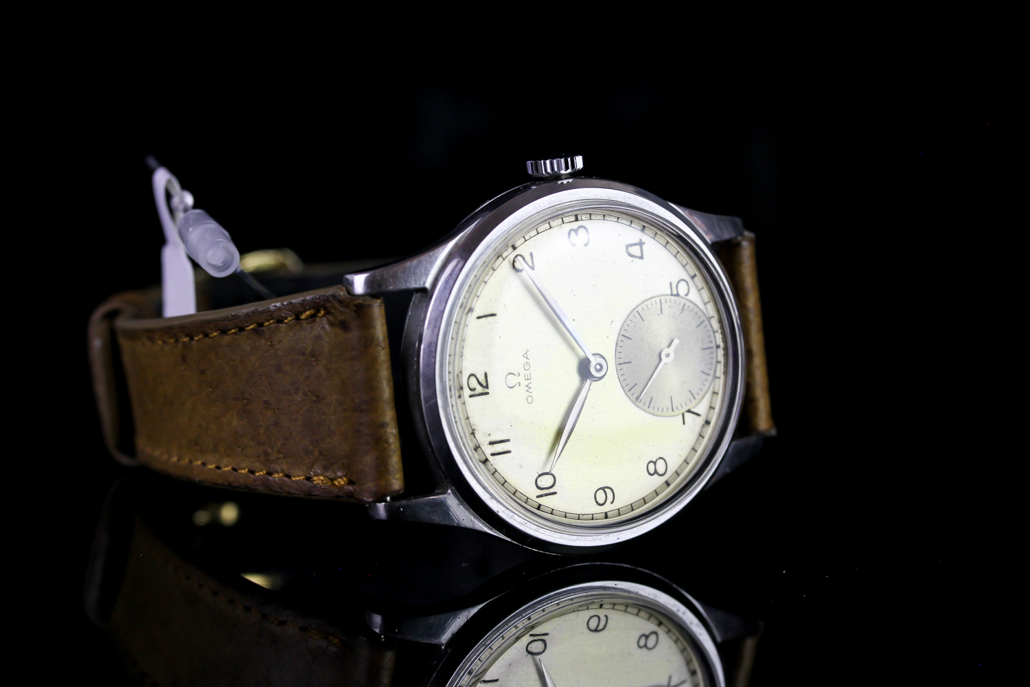 GENTLEMENS OMEGA VINTAGE WRISTWATCH REF. 2411, circular patina silver dial with black arabic - Image 2 of 2