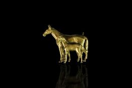 Vintage equine brooch, a well modelled horse with foal as a brooch, hallmarked 9ct Birmingham