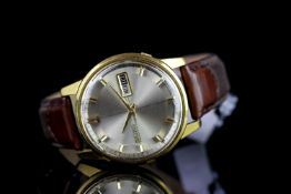 GENTLEMENS SEIKO DAY DATE WRISTWATCH, circular sunburst dial with gold hour markers and hands, day