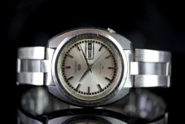GENTLEMENS SEIKO 5 DAY DATE WRISTWATCH W/ BOX, circular silver dial with outer minute track and