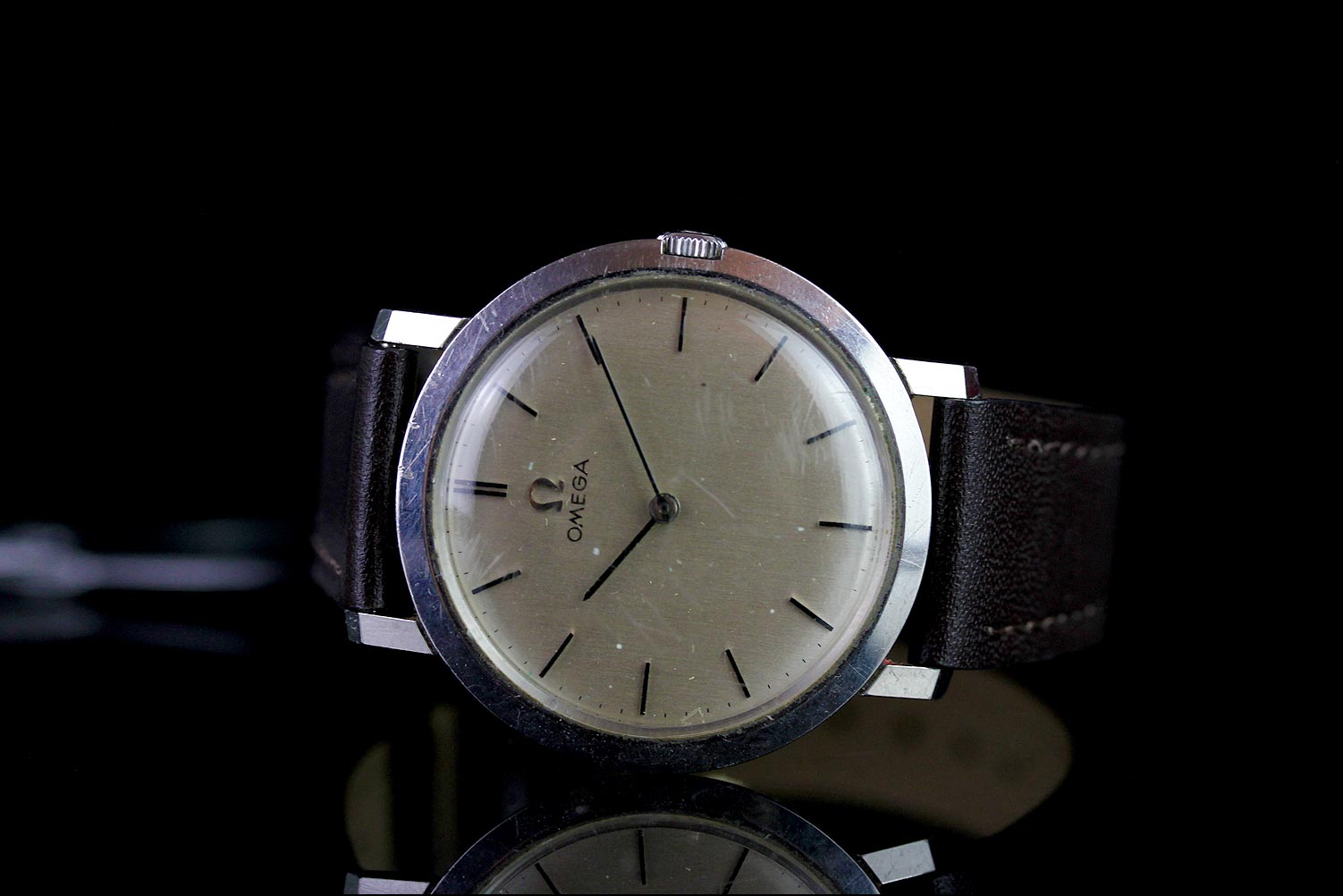 GENTLEMEN'S OMEGA ULTRA THIN VINTAGE WRISTWATCH REF. 111.022, circular silver dial with black hour - Image 2 of 3