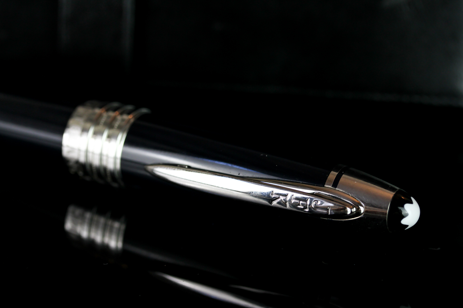 GENTLEMANS MONT BLANC JFK BALLPOINT PROPELLING PEN,MBJH4G302,black resin and white metal, comes with - Image 2 of 2