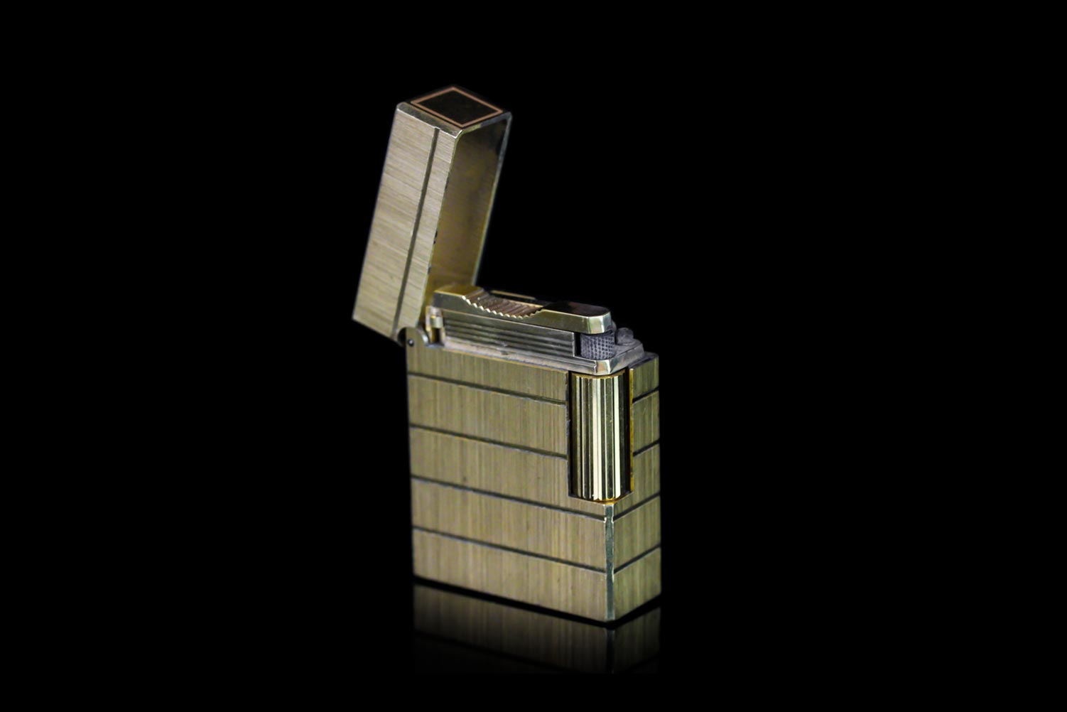 GENTLEMANS CLASSIC DUPONT 1L 5AP43, gold plated, lighter is currently working.