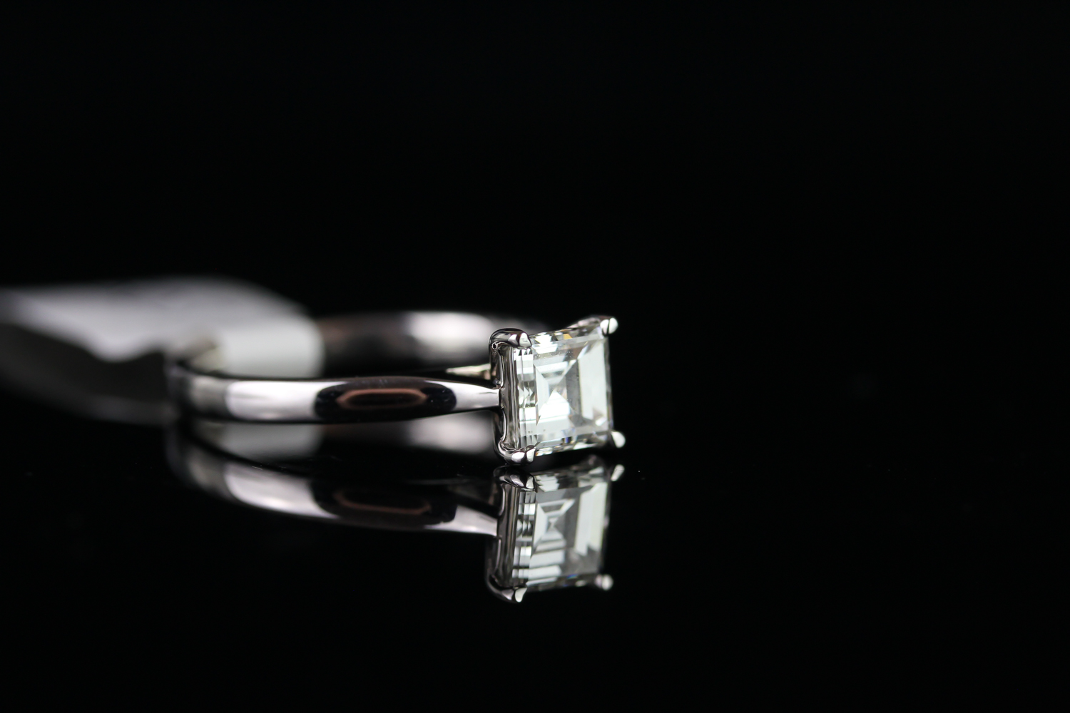 Square cut diamond solitaire ring, 1 square cut diamond totalling approximately 1.00ct, 4 claw - Image 2 of 5