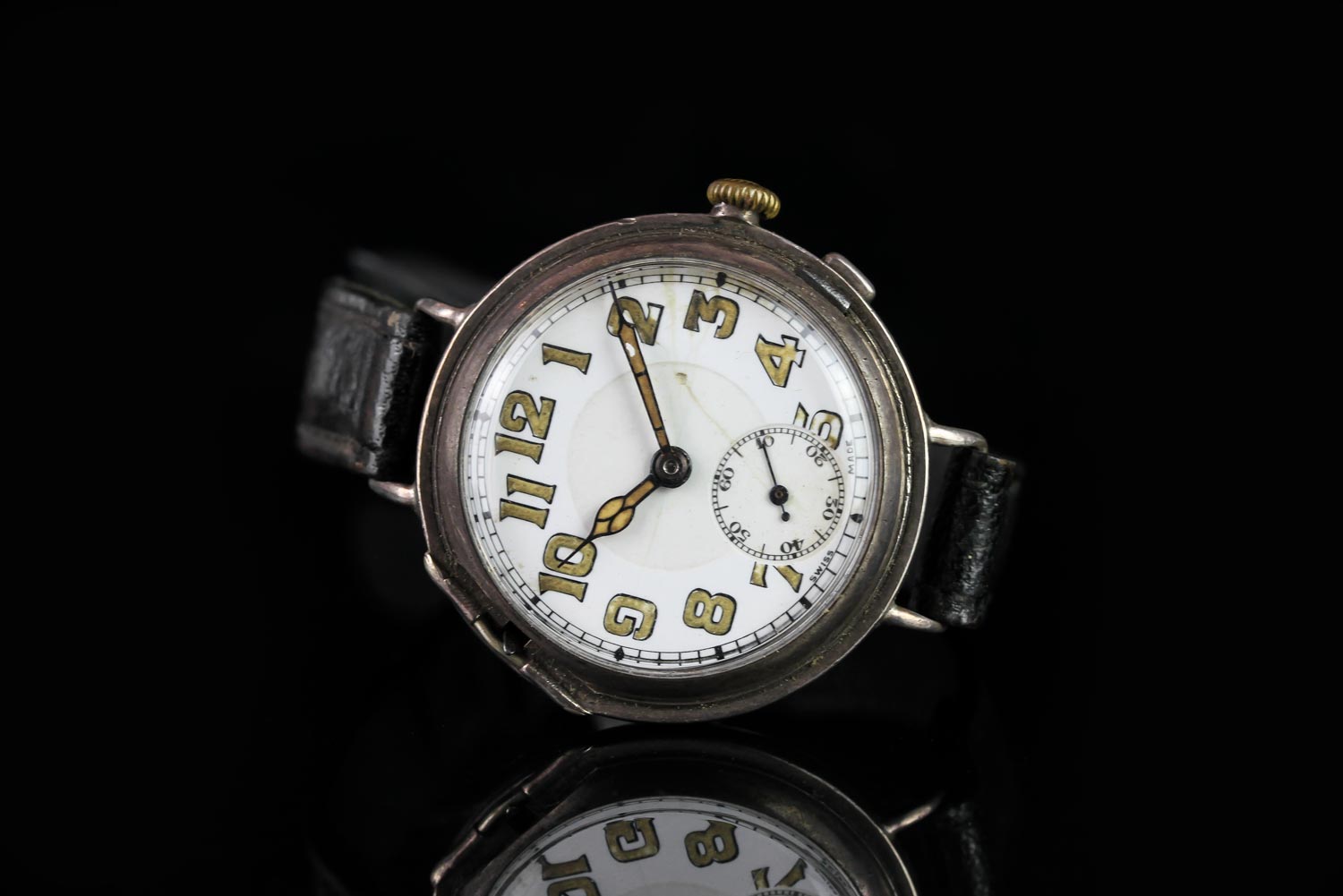 GENTLEMEN'S VINTAGE DRESS WATCH CIRCA 1936, round, white dial with gold hands,gold arabic markers,