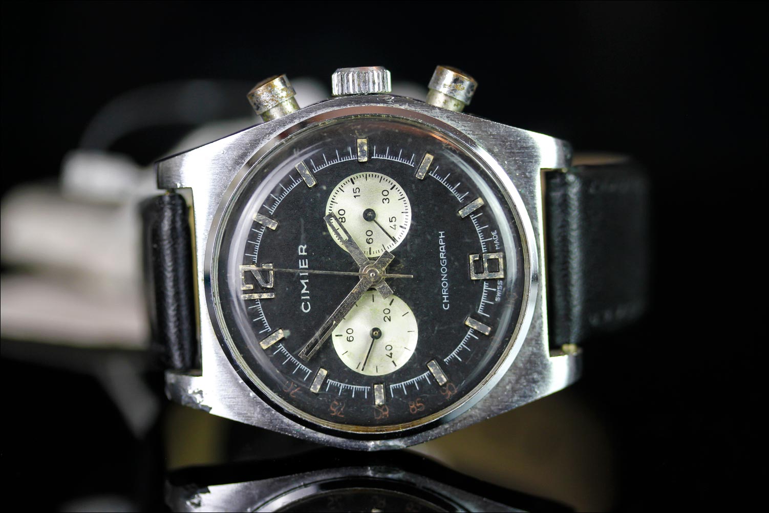 GENTLEMENS CIMIER VINTAGE CHRONOGRAPH WRISTWATCH, circular black dial with hour markers, 80 minute