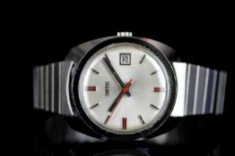 GENTLEMENS SMITHS DATE WRISTWATCH, circular silver dial with black and red hour markers and a date