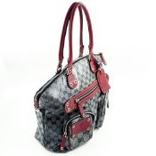 An iconic logo printed all over this generous size bag.This beautiful Gucci bag is made of patent