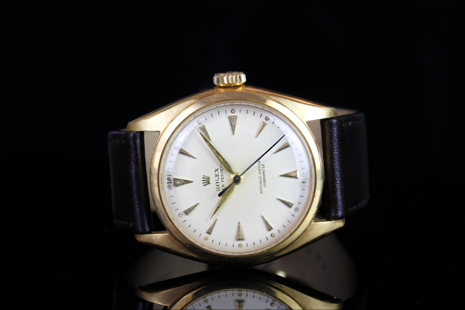 RARE GENTLEMANS 18K ROLEX OYSTER PERPETUAL 6084 SN 730... CIRCA 1952.round, gold dial and hands,
