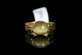 Cats Eye Chrysoberyl ring, Cabochon cut 12x10, heavy gold band, French marks, 18ct, ring size UK Z /