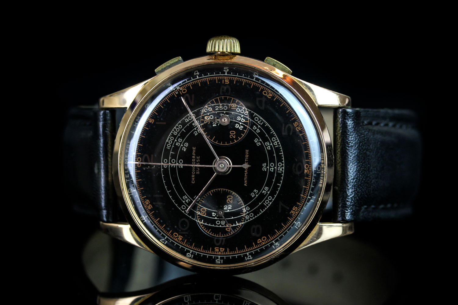 GENTLEMEN'S CHRONOGRAPH SUISSE 18CT GOLD WRISTWATCH, circular black gloss dial with bronze gilt