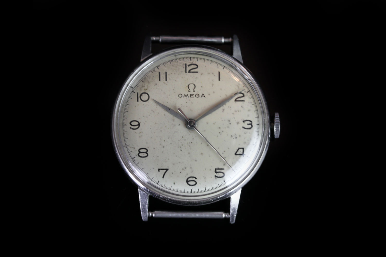 GENTLEMEN'S OMEGA OVERSIZE WRISTWATCH, circular patina dial with black arabic numerals and leaflet