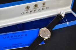 GENTLEMEN'S GARRARD 9CT GOLD AUTOMATIC WRISTWATCH W/ BOX, circular silver dial with baton hour