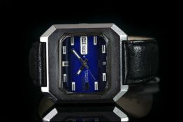 GENTLEMEN'S SEIKO 5 DX DAY DATE WRISTWATCH, rectangular blue two tone dial with day date apertures