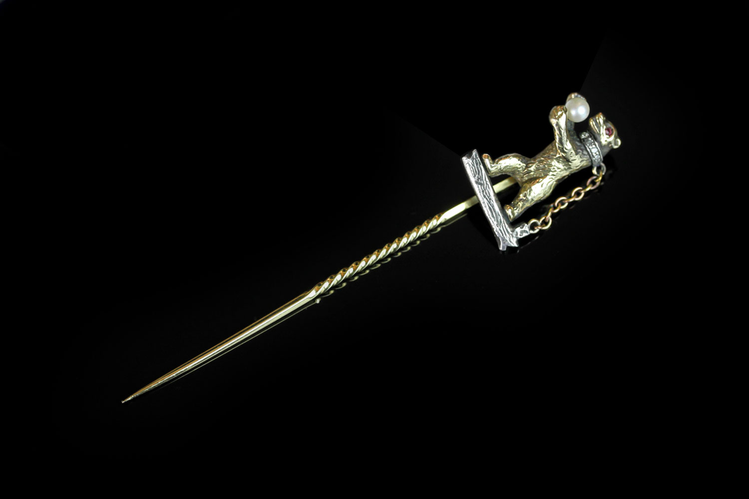 Rare bear stick pin, 23x11mm gold bear with fur detail, ruby set eye, holding a pearl, diamond set - Image 2 of 2