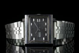 GENTLEMEN'S SEIKO 5 DAY DATE WRISTWATCH, rectangular silver dial with day date apertures and