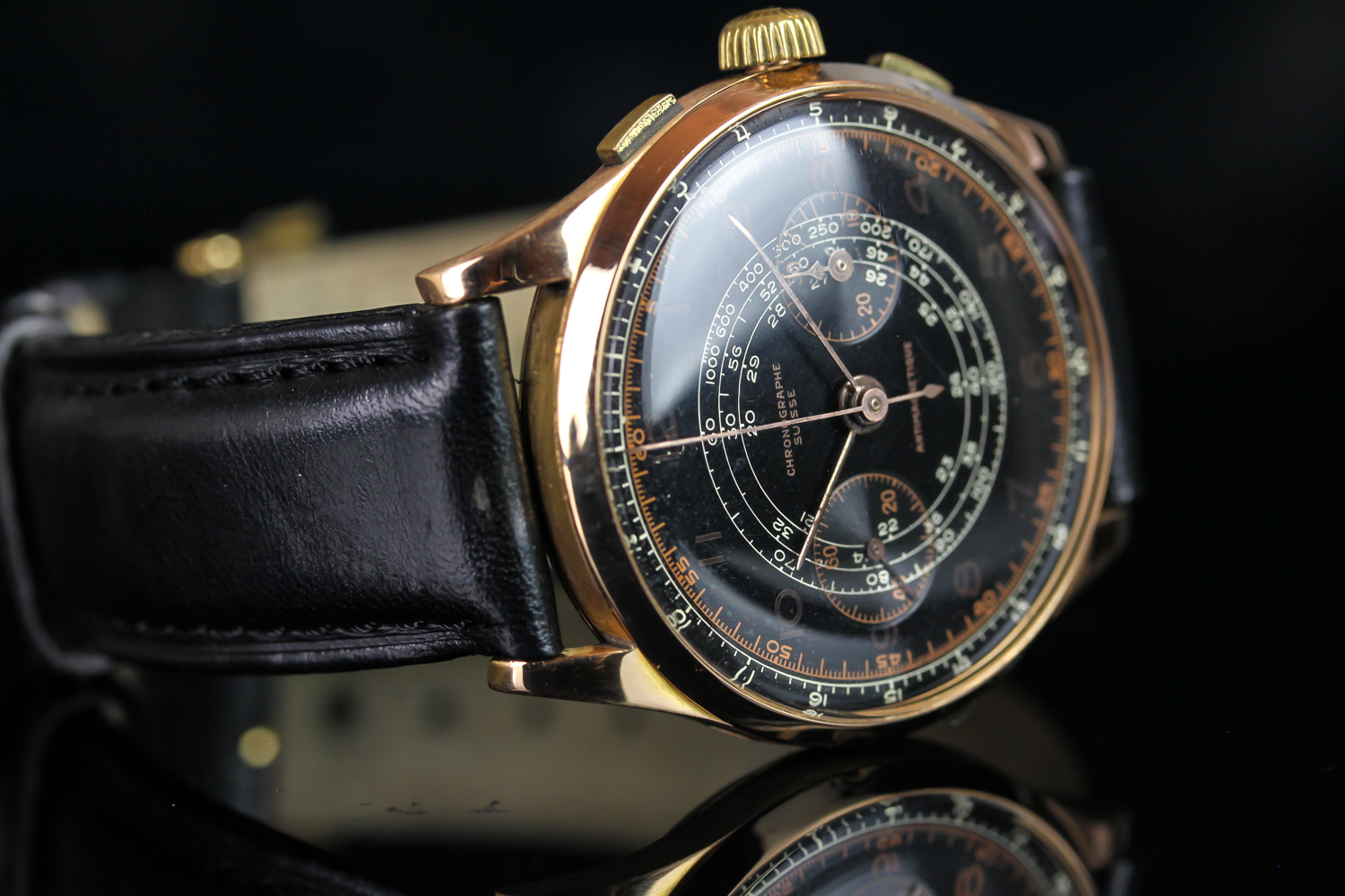 GENTLEMEN'S CHRONOGRAPH SUISSE 18CT GOLD WRISTWATCH, circular black gloss dial with bronze gilt - Image 2 of 4
